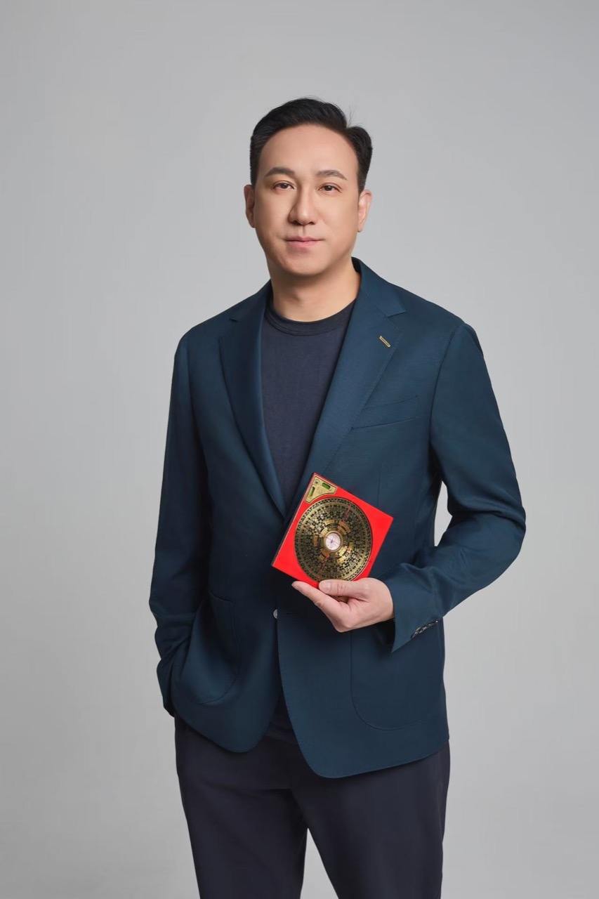 趙振鴻老師手持羅盤形象照